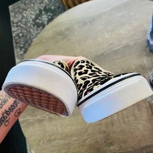 leopard vans journeys